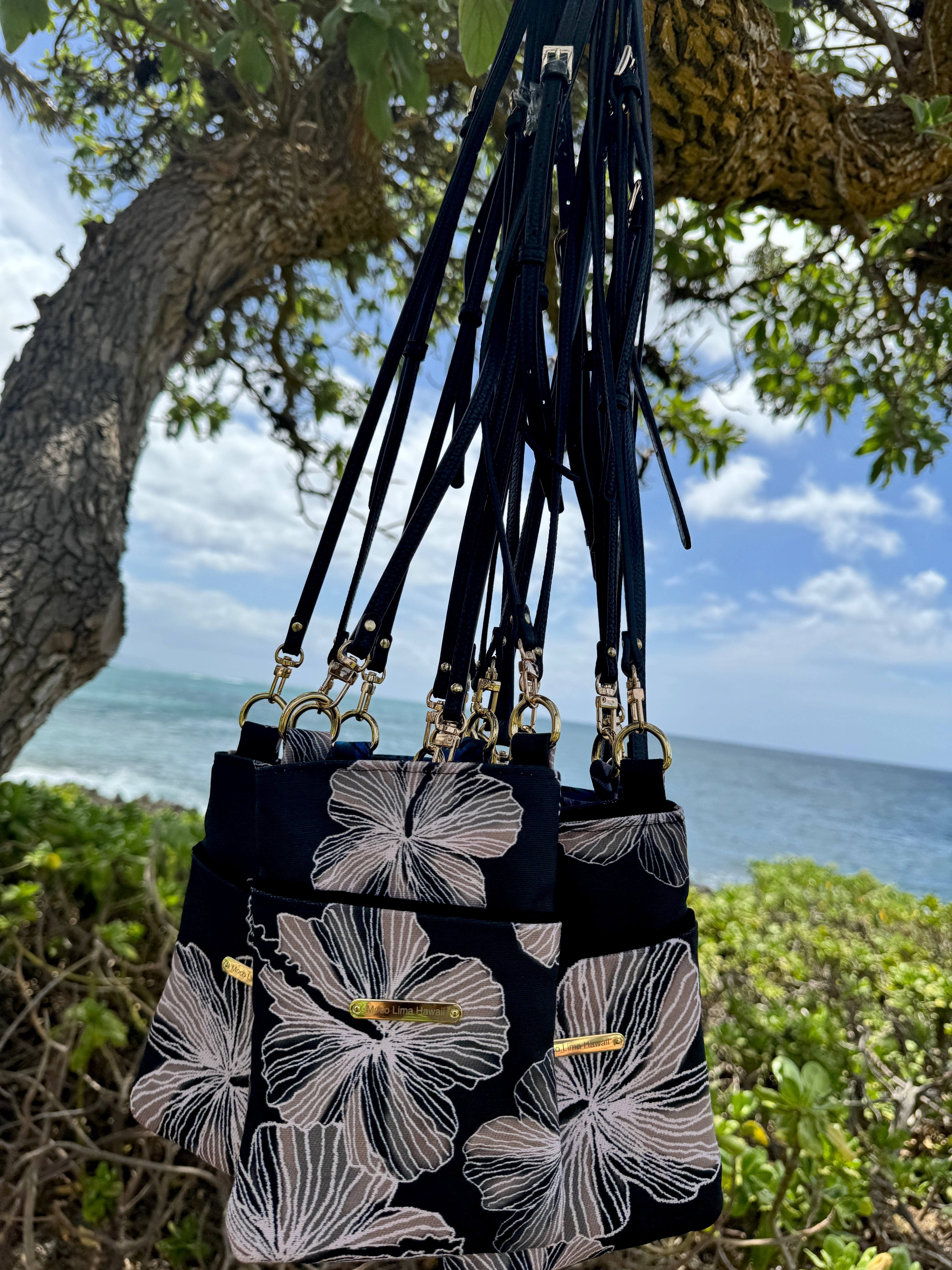 スマホショルダー  ブラックハイビスカス