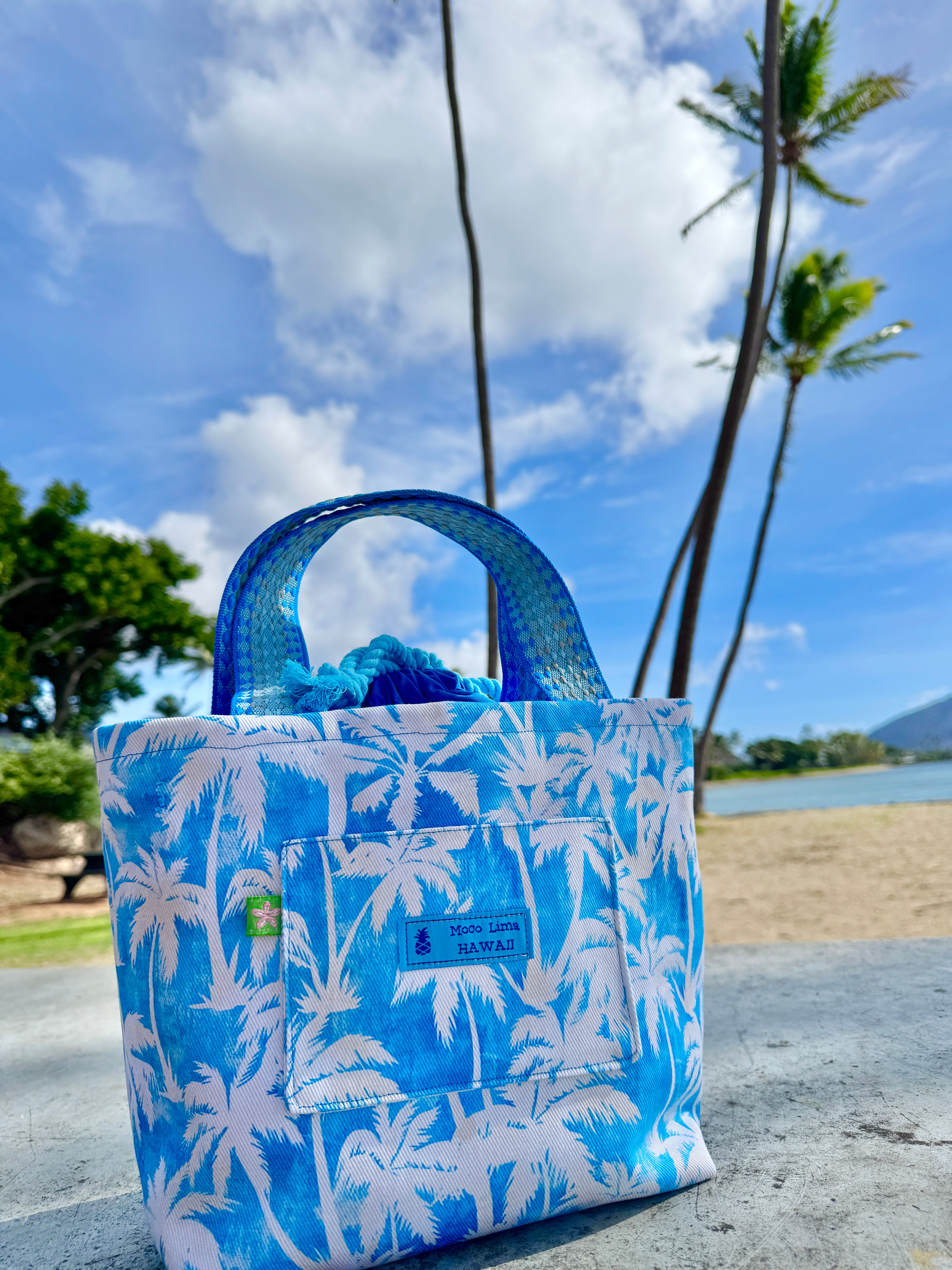 【新作送料無料】巾着トートMサイズ　スカイブルーパーム