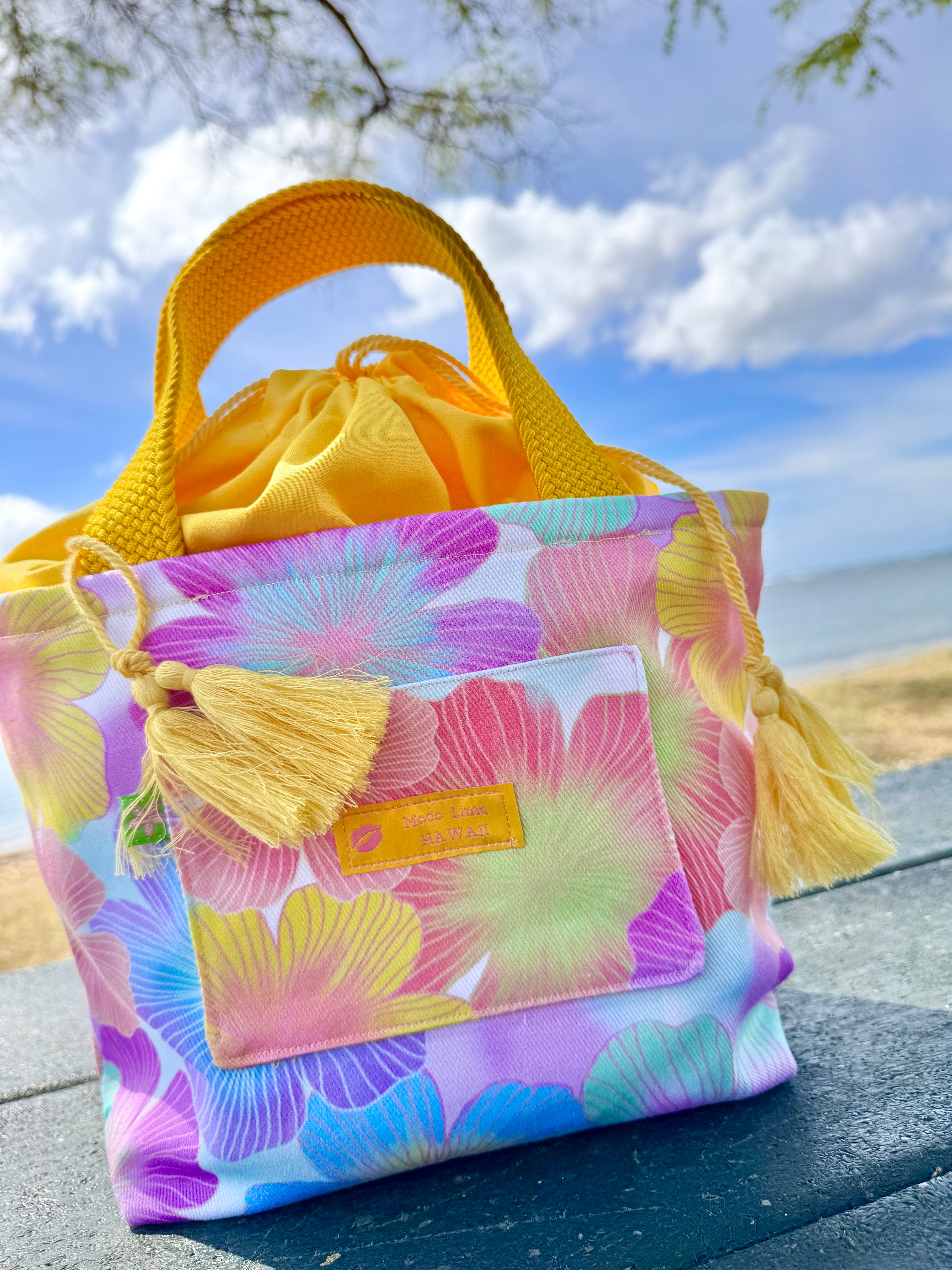 【新作送料無料】巾着トートMサイズ　ハイビスカスイエロー