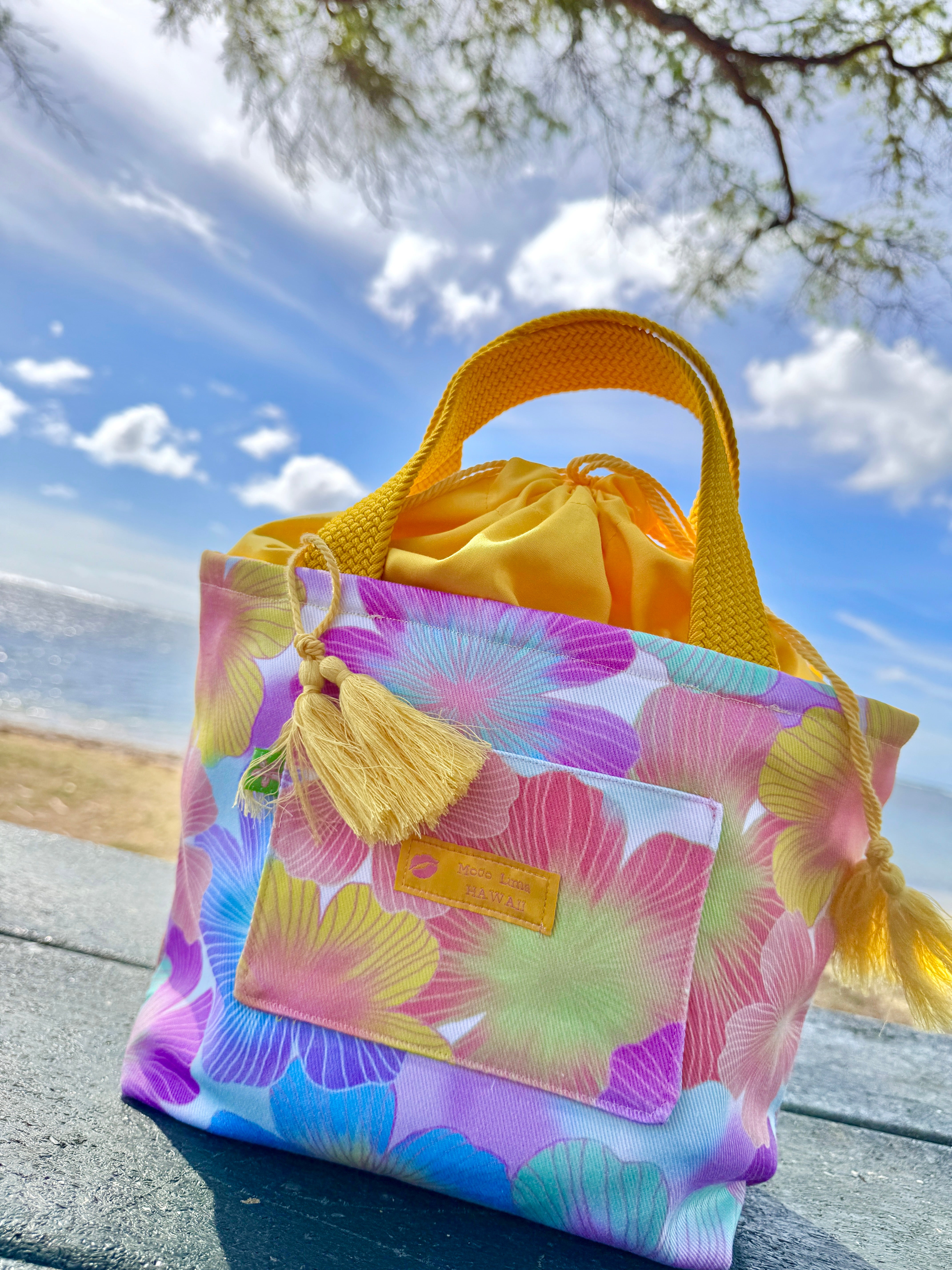 【新作送料無料】巾着トートMサイズ　ハイビスカスイエロー